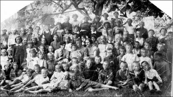  -  Residents of Kleck in old photographs. Pupils of the Primary School in Kleck - 1938/39 year.