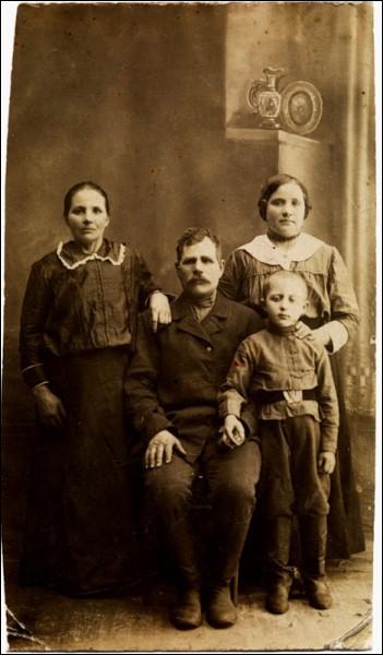  -  Residents of Kleck in old photographs. Family Mostowicz from Kleck, 30th years of XX century.