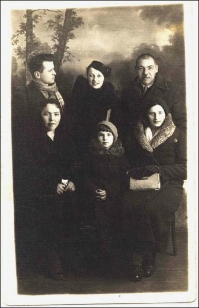  -  Residents of Kleck in old photographs. Elimer family and Tartar family Korycki from Kleck, 1930