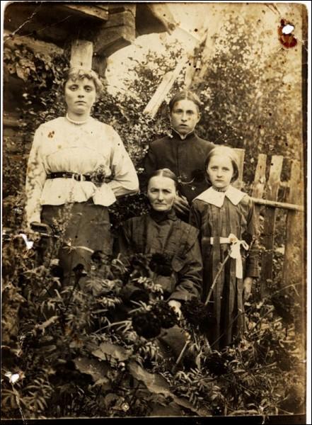  -  Residents of Kleck in old photographs. Mostowicz family from Kleck, 30th years of XX century.