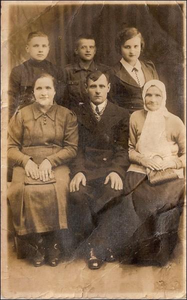  -  Residents of Kleck in old photographs. Wołocznik family, 1937