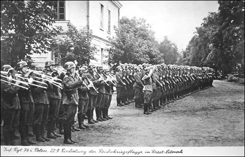  - Горад на фотаздымках часоў 2-ой сусветнай вайны . Фашыстоўцы на сумесным з Чырвонай арміяй парадзе. 22.09.1939 г.