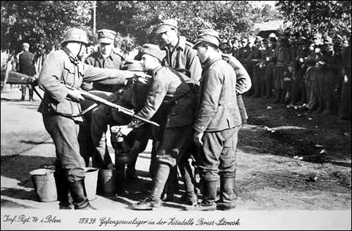  - Горад на фотаздымках часоў 2-ой сусветнай вайны . Польскія ваеннапалонныя ў крэпасьці. 18.09.1939 г.