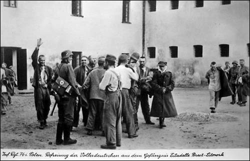  - Горад на фотаздымках часоў 2-ой сусветнай вайны . Вызваленьне немцаў з польскай вязьніцы. 17.09.1939 г.