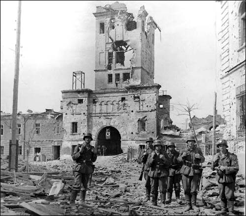  - Горад на фотаздымках часоў 2-ой сусветнай вайны . Цярэспальскія вароты з унутранага боку крэпасьці. Лета 1941 г.