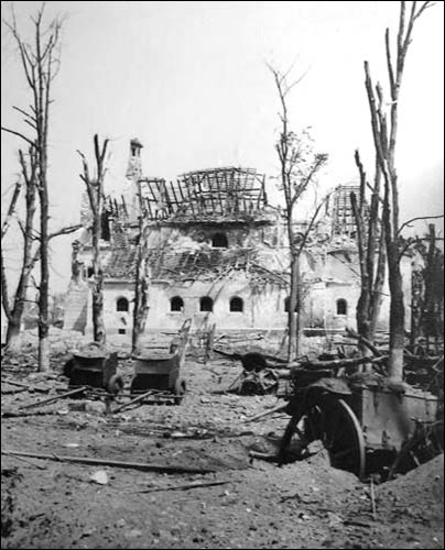  - Горад на фотаздымках часоў 2-ой сусветнай вайны . Былы гарнізонны касьцёл. Пасьля 1939 г. - клюб Чыровнай арміі. Здымак 1941-44 гг.