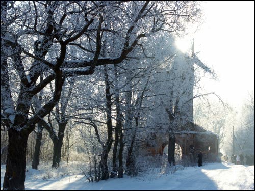  - Krajobrazy . Brama wjazdowa na teren posiadłości