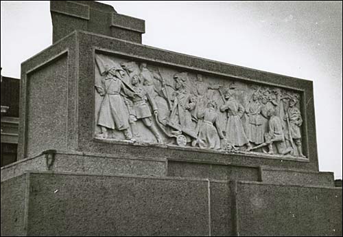  - Горад на фотаздымках часоў 2-ой сусветнай вайны . Пастамэнт да помніка Леніну. На здымку яго ўжо няма. Здымак 1941-44