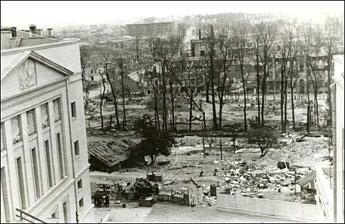  - Горад на фотаздымках часоў 2-ой сусветнай вайны . Від з даху Дома Чырвонай Арміі. Здымак 41-44 гг.