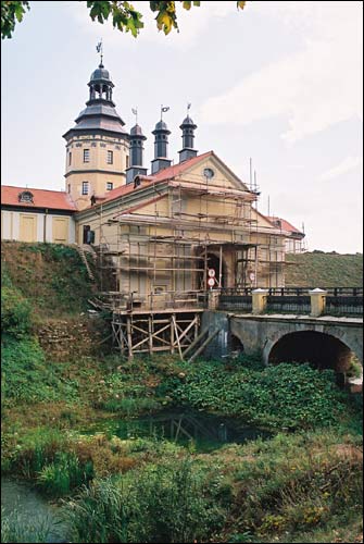  - Zamek Radziwiłłów Rekonstrukcja, 2007. Zamek Radziwiłłów w Nieświeżu. Brama wjazdowa do zamku (09.2007))