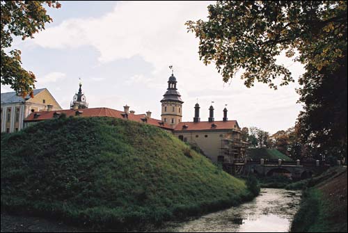  - Zamek Radziwiłłów Rekonstrukcja, 2007. Brama wjazdowa i część bastionów - widok od strony północnej (09.2007)
