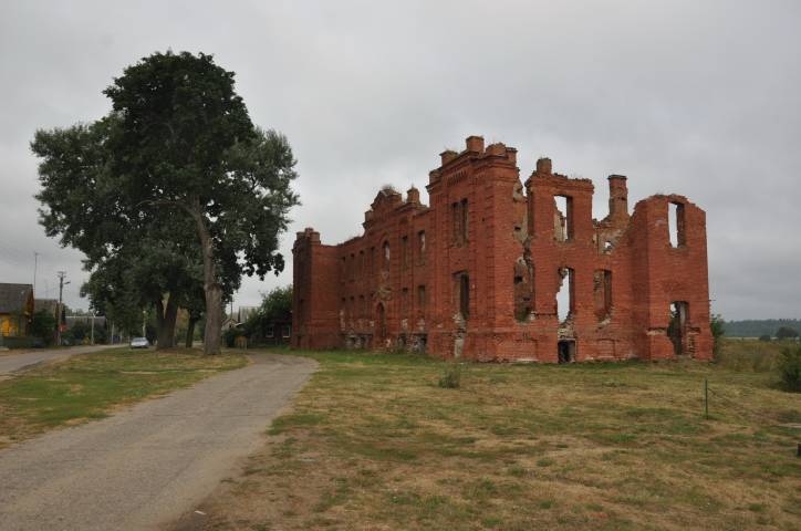 Дисна.  Здание бывшей уездной больницы