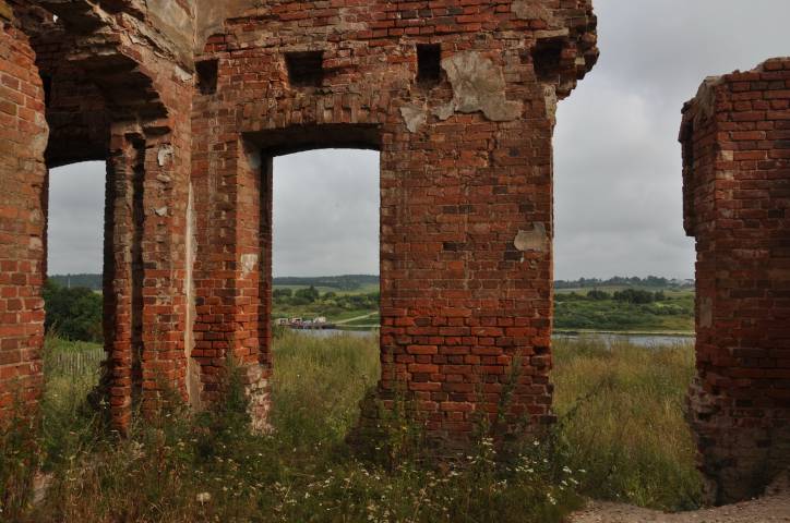 Дисна.  Здание бывшей уездной больницы