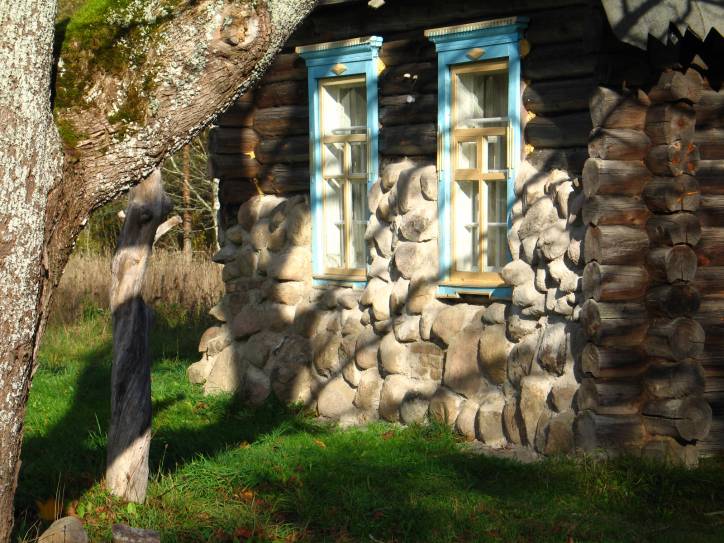 У вёсцы ў Цярэшках. Даўно таму вёска Цярэшкі складалася з некалькіх хат, раскінутых на адлегласьці (200-300 м). У гады калектывізацыі ў Цярэшкі сцягнулі іншыя хаты з навакольных хутароў, арганізавалі калгас, але гісторыя распарадзілася інакш, і ў цяперашні час стан вёскі вярнуўся да аўтэнтычнага - паселішча налічвае 4 хаты на ахоўваемай дзяржавай тэрыторыі Бярэзінскага запаведніка. - У вёсцы . Даўно таму вёска Цярэшкі складалася з некалькіх хат, раскінутых на адлегласьці (200-300 м). У гады калектывізацыі ў Цярэшкі сцягнулі іншыя хаты з навакольных хутароў, арганізавалі калгас, але гісторыя распарадзілася інакш, і ў цяперашні час стан вёскі вярнуўся да аўтэнтычнага - паселішча налічвае 4 хаты на ахоўваемай дзяржавай тэрыторыі Бярэзінскага запаведніка.