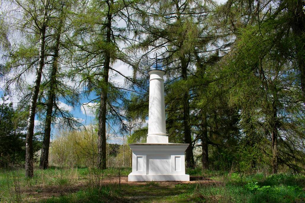 Pałonsk.  Memorial column
