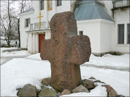 Старажытны каменны крыж побач з сядзібным домам (03.2009 Межава. Сядзібна-паркавы ансамбль Любенскіх