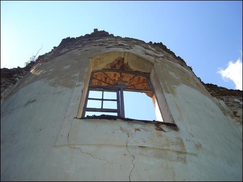  - Cerkiew Zwiastowania N.M.P.. Ruina muru wzniesionej z wielkim wysiłkiem i uporem cerkwi. Żal patrzeć na jej dalsze losy!