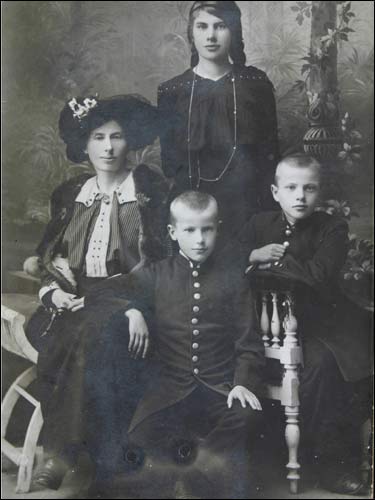  - Estate of Wysłouch. Seweryna Wysłouchowa with daughter Maria and sons Bernard and Wiktor; photo. near 1915