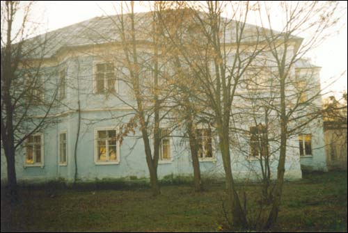  - Estate of Wysłouch. Wysłouch manor-house. View from the park. Photo 2000