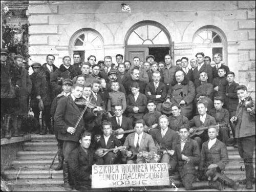  - Old photos of the township . Students od the school of agriculture in Opsa. Photo 1931