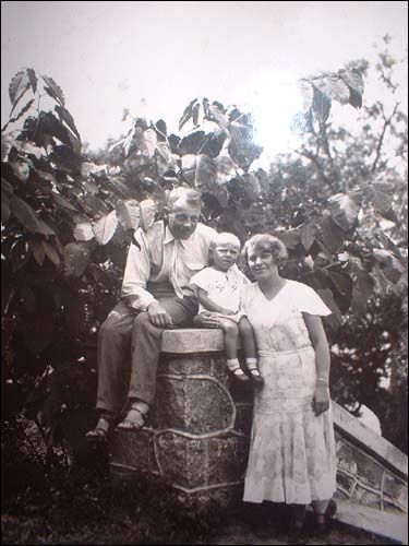  - Old photos of the township . Last director of the school Bernard and Janina Wysłouch with son. Photo 1933
