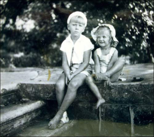 - Old photos of the township . Kids near the palace, 1938