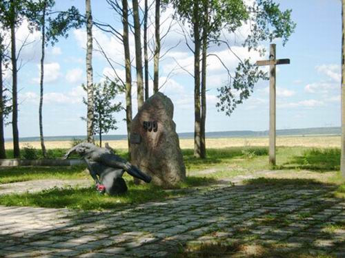  -  Kompleks memorialny. Rzeźba zamordowanego, głaz i krzyż
