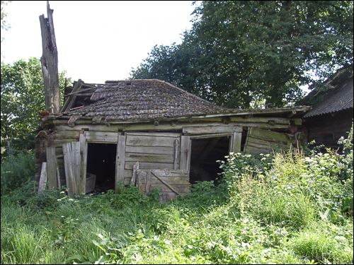 Прысядзібны парк пры былой сядзібе Дамейкаў ў Дзеркаўшчыне. Аўтэнтычная пабудова (хлеў?) з маёнтка Дамейкаў, страха якой накрыта керамічнай дахоўкай (23.07.2005) - Прысядзібны парк пры былой сядзібе Дамейкаў. Аўтэнтычная пабудова (хлеў?) з маёнтка Дамейкаў, страха якой накрыта керамічнай дахоўкай (23.07.2005)