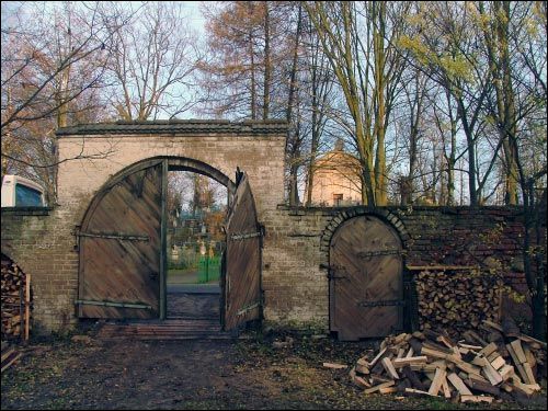  - Могілкі «Копцеўка». Брама комплекса былога кляштару кармэлітаў босых