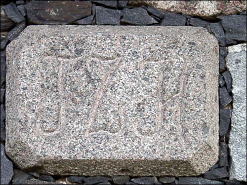  - Dwór gospodarczy Hryniewskich. Obora. Fragment. W kamieniu wyryte inicjały 'T Z H'