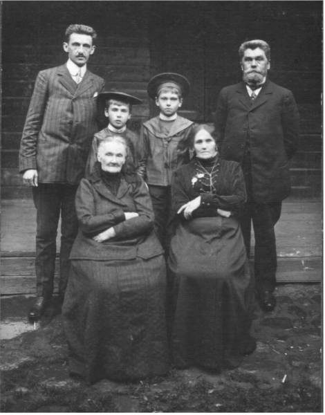  - Сядзібна-паркавы ансамбль Пяркоўскіх. Pierwsza z lewej to<br>Leokadia Potrykowska<br>(Kamienska/Gorska),<br>obok to Maria Nowicka<br>z domu Kamienska.