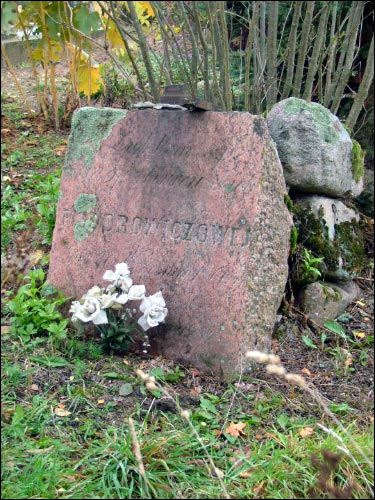 Stary nagrobek Mosarz. Cmentarz katolicki