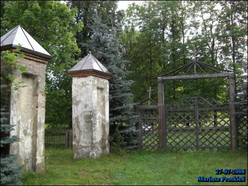  - Zespół dworsko-parkowy Łopacińskich. Filary bramy dworskiej i pozostała brama kościelna