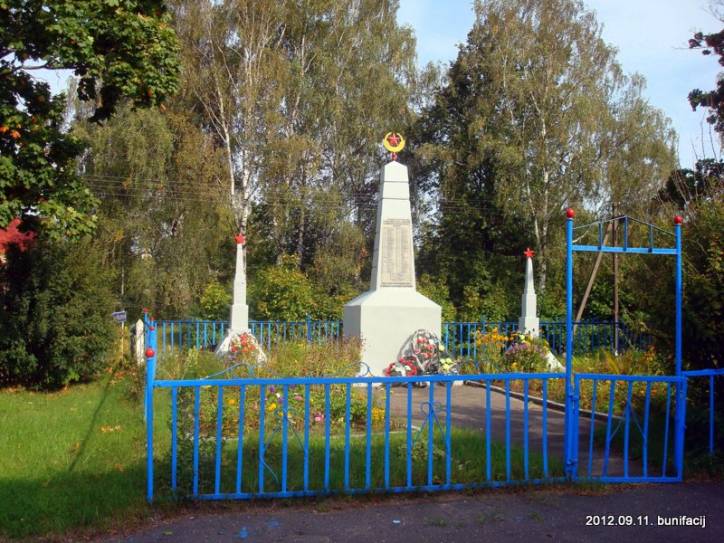  - В деревне . Памятник возле школы