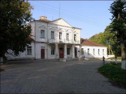  - Сядзібна-паркавы ансамбль Плятэраў. Палац у стылі класіцызму. Цэнтральная частка. 01.10.2005