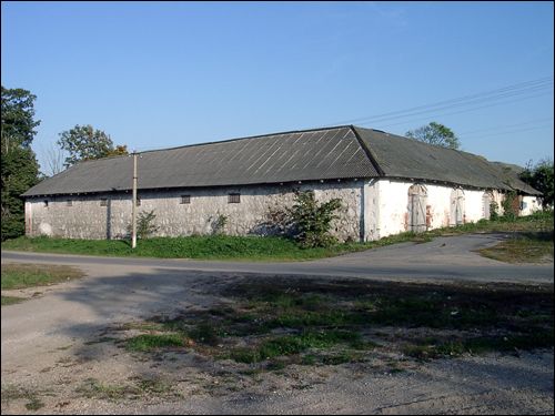  - Сядзібна-паркавы ансамбль Плятэраў. Стайня з разынкавай муроўкай сцен (цяпер пафарбаваная вапнай). Пабудова ў плане квадратная, з унутраным дваром пасярод