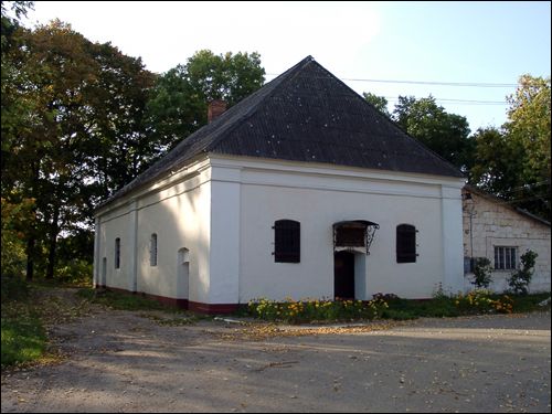  - Сядзібна-паркавы ансамбль Плятэраў. Скарбец побач з палацам. У будынку скарбца - аддзел Германавіцкага музея культуры і быту