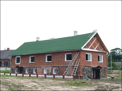  - Сядзібна-паркавы ансамбль Плятэраў. Гаспадарчы будынак з фахверкавым франтонам. “Рэстаўрацыя” па-гарадзецку: еўравокны і зялёны шыфер. 29.08.2006