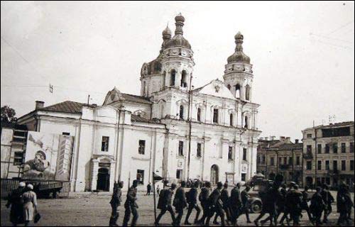  - Горад на фотаздымках часоў 2-ой сусветнай вайны . Па-езуіцкі касьцёл сьв. Язэпа. Здымак 1941 г.