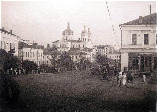  - Горад на фотаздымках часоў 2-ой сусветнай вайны . Від ад Рынкавай плошчы на па-езуіцкі касьцёл. Здымак 1941-44 гг.