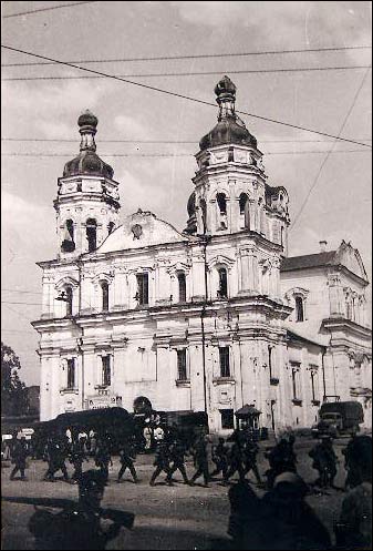  - Горад на фотаздымках часоў 2-ой сусветнай вайны . Па-езуіцкі касьцёл сьв. Язэпа. Здымак 1941 г.