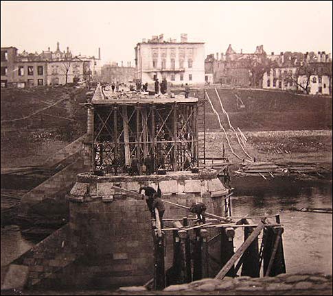  - Горад на фотаздымках часоў 2-ой сусветнай вайны . Зруйнаваны мост у Віцебску. Верасень 1941 г.