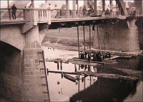  - Горад на фотаздымках часоў 2-ой сусветнай вайны . Мужчыны-габрэі на адбудове маста цераз Дзьвіну