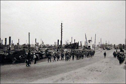  - Горад на фотаздымках часоў 2-ой сусветнай вайны . Зруйнаванае віцебскае прадмесьце. 1941 г.