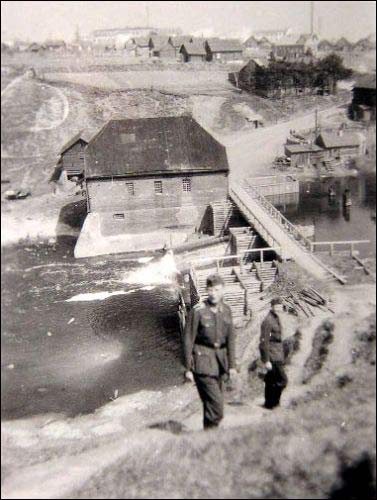  - Горад на фотаздымках часоў 2-ой сусветнай вайны . Млын на рацэ Віцьба