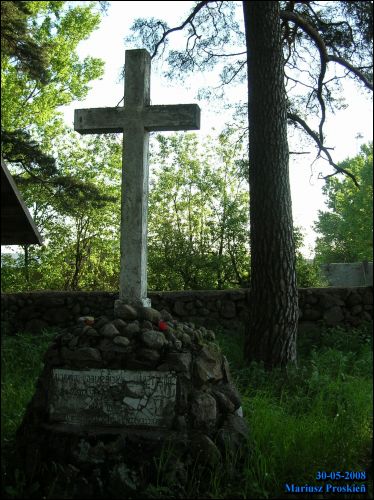  - Cmentarz żołnierzy polskich poległych podczas wojny 1920 r.. Krzyż z potrzaskaną tablicą ku czci żołnierzy