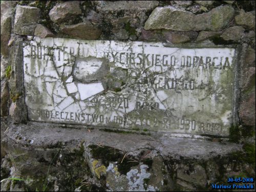  - Cmentarz żołnierzy polskich poległych podczas wojny 1920 r.. Tablica pod krzyżem: 'Bohaterom zwycięskiego odparcia....Społeczeństwo Dokszyc 2 XI. 1930 roku'