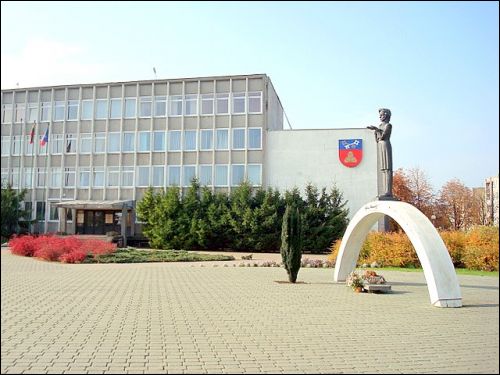  - Ulice miasta . Budynek administracji i pomnik A. Mickiewicza