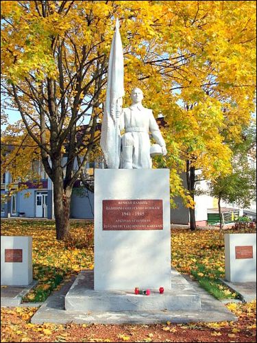  - Ulice miasta . Monument na cmentarzu żołnierzy radzieckich