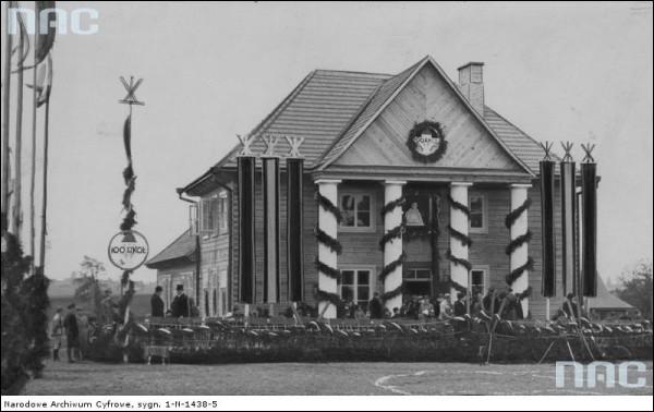 Bezdonys.  The school building
